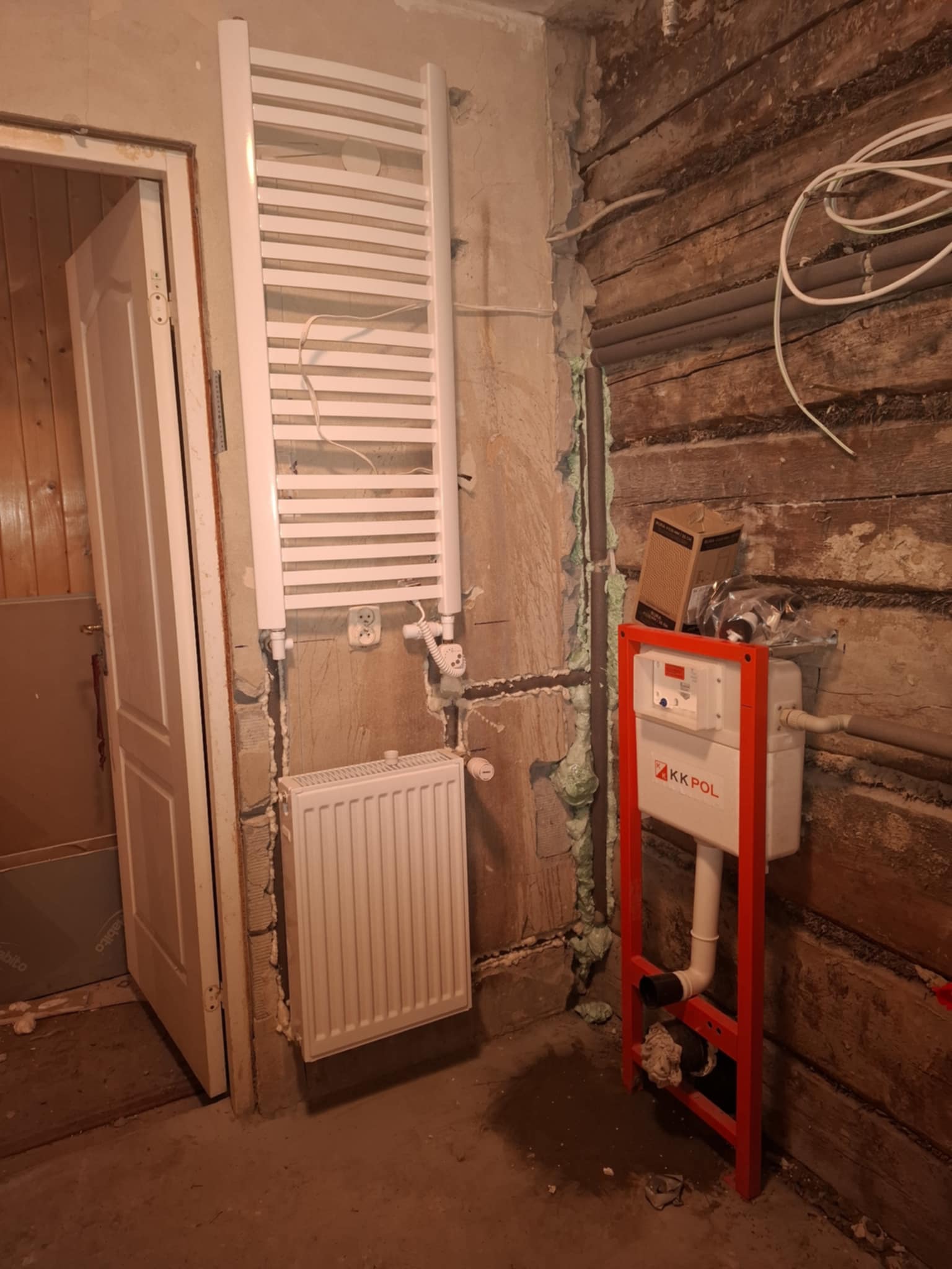 Grzejnik i instalacja toalety